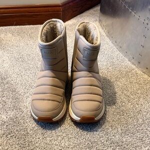 Kizik Juno Tan Quilted Boots